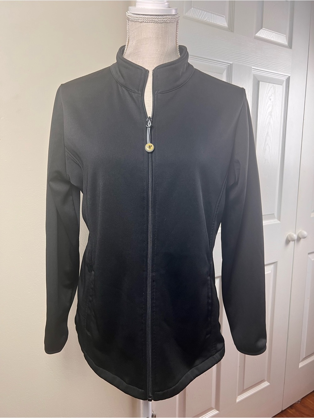 Med Couture Layers Performance Fleece Scrub Jacket Black - Women's M (Style 8684